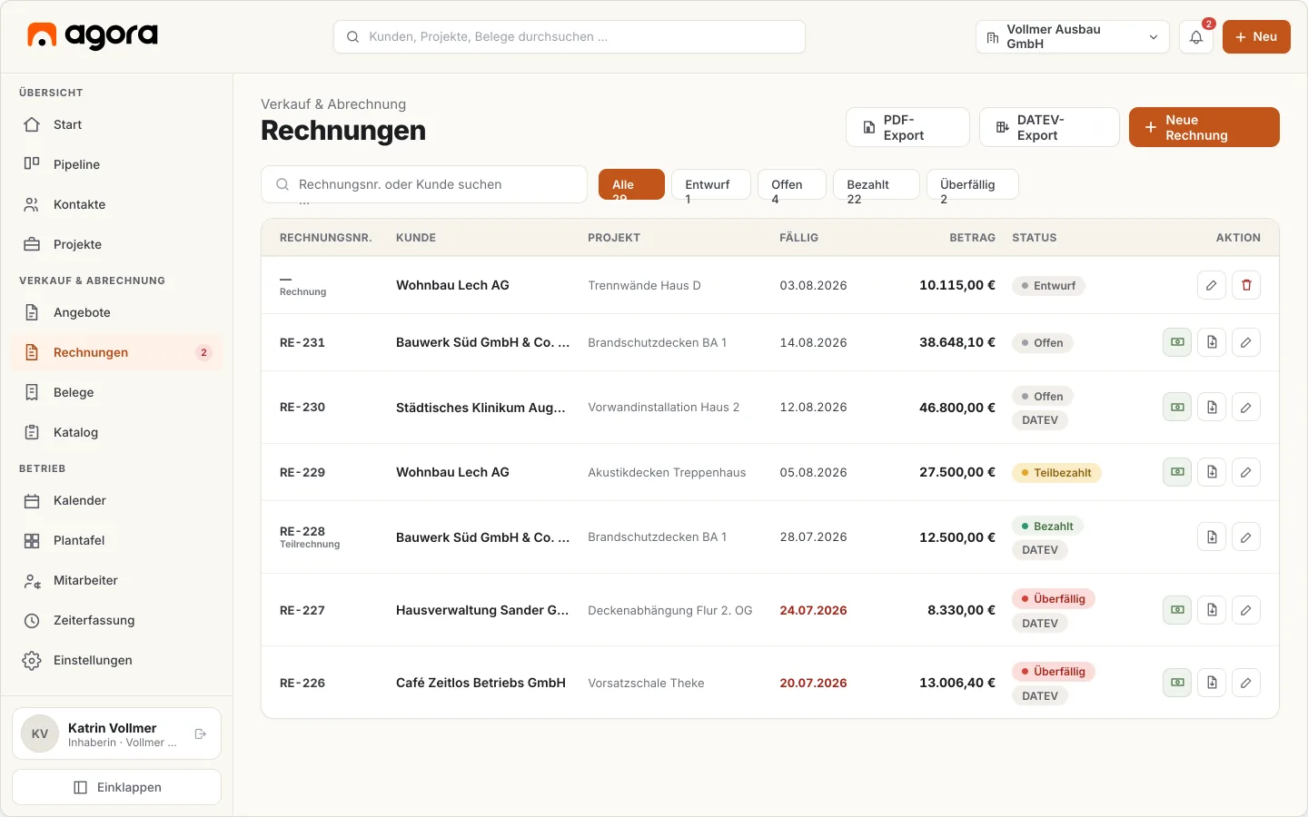 Rechnungsliste in Agora CRM mit Rechnungsnummer, Kunde, Projekt, Fälligkeit, Betrag und farbigen Status-Chips von Entwurf bis überfällig.