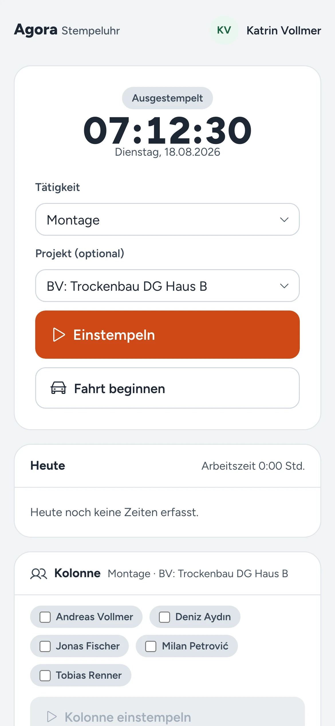 Stempeluhr auf dem Smartphone mit großer Uhrzeit, Auswahl von Tätigkeit und Projekt, Schaltfläche zum Einstempeln und einer Liste der Kolonne.