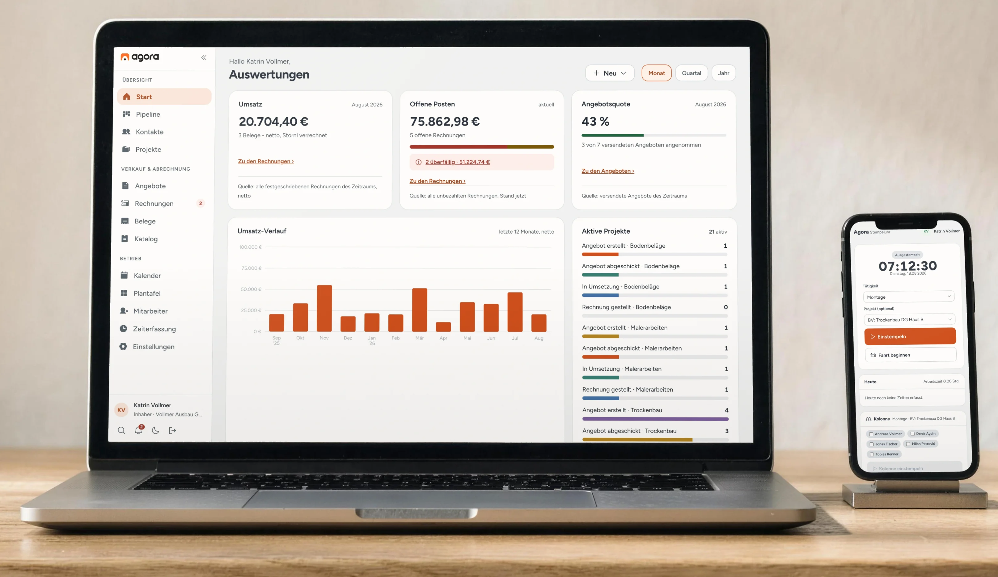Laptop mit der Auswertungsseite von agora CRM und Smartphone mit der Stempeluhr, nebeneinander auf einem Schreibtisch.