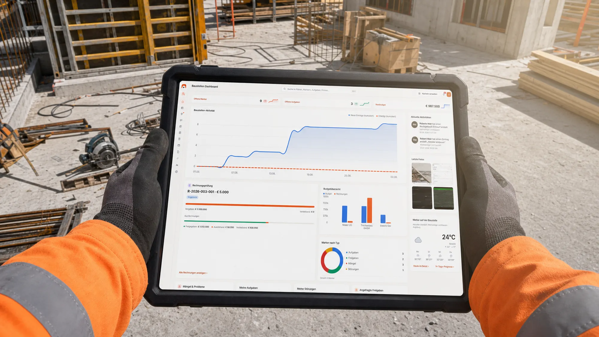 Baustellen-Tablet mit geöffnetem agora-Bauplan in der Hand eines Bauleiters